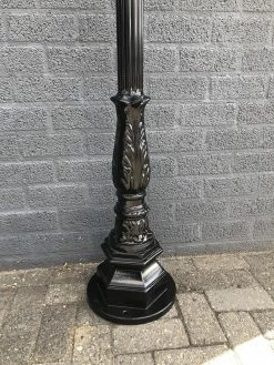 ETW Lampe D'extérieur, Lanterne Avec Douille En Céramique Et Verre, Mât En Fonte D'aluminium, Noir, Avec Abat-jour Carré En Cuivre, Hauteur 240 Cm. -Glass Vases Boutique de vente 900x1200 14