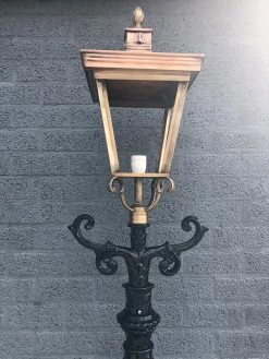 ETW Lampe D'extérieur, Lanterne Avec Douille En Céramique Et Verre, Mât En Fonte D'aluminium, Noir, Avec Abat-jour Carré En Cuivre, Hauteur 240 Cm. -Glass Vases Boutique de vente 900x1200 16